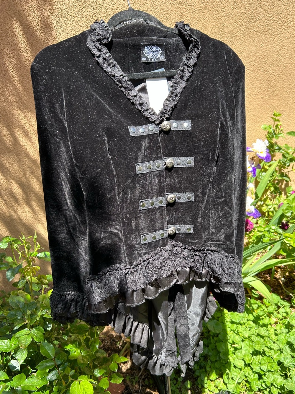 Women's Black Ruffled Velvet
Blazer with Decorative Buttons